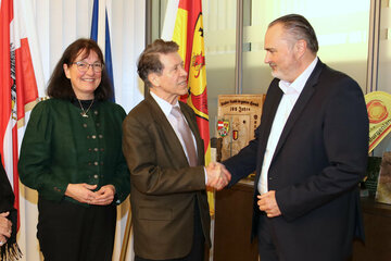 Landeshauptmann Hans Peter Doskozil empfing den Präsidenten des Weltbunds der Auslandsösterreicher, Werner Götz, zum Besuch. V.l. Edith Pürschel MBA, 1. Vizepräsidentin AÖWB, AÖWB-Präsident Werner Götz, LH Hans Peter Doskozil