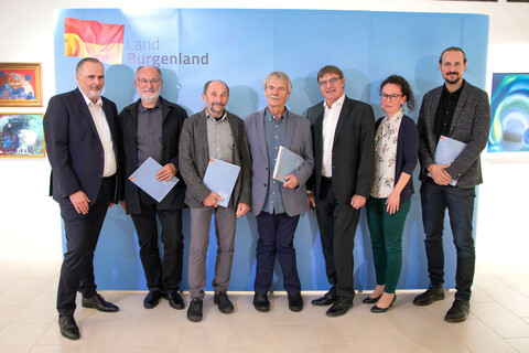 v.l. LH Mag. Hans Peter Doskozil, Kurt Piber und Rudolf Hochwarter (beide Preisträger Burgenländischer Buchpreis 3x7 in der Sparte Sachbuch), Dr. Gottfried Reszner, Preisträger Burgenländischer Buchpreis 3 x 7 in der Sparte Kinder- und Jugendbuch, Komm.Rat Gunter Desch-Drexler (Obmann des Landesgremiums des Papier- und Spielwarenhandels, Gunter Drexler), Mag.a Silke Rois (Vorsitzende des Landesverbandes Bibliotheken Burgenland), Thomas Hofer (Preisträger Burgenländischer Buchpreis 3x7 in der Sparte Belletristik)
