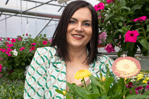 Landeshauptmann-Stellvertreterin Astrid Eisenkopf mit der Blume des Jahres 2023