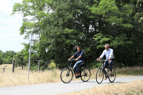 Mit dem Fahrrad unterwegs (v.l.n.r.): Verkehrslandesrat Heinrich Dorner und Burgenland Tourismus-Geschäftsführer Didi Tunkel;