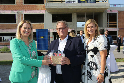 Landeshauptmann Hans Peter Doskozil, Landesrat Mag. Heinrich Dorner, Landesrätin Mag.a (FH) Daniela Winkler und NR Maximilian Köllner, MA, sowie KR Gerhard Milletich und Mag.a Bettina Milletich, Geschäftsführerin CRM Medientrend GmbH, bei der Gleichenfeier für das neue CRM-Verlagszentrum in Parndorf.