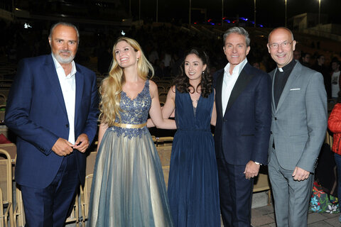 Landeshauptmann Hans Peter Doskozil mit der „Lustigen Witwe“ Svenja Isabella Kallweit, „Maria“ Valerie Luksch, Moderator Alfons Haider und dem Wiener Dompfarrer Toni Faber.