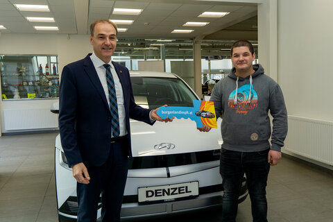 Elektroauto Hyundai Ionic an Michael Müller aus Winden – Landesrat Schneemann gratulierte gemeinsam mit Impflotterie-Projektleiter Mag. Peter Dopler von der Landesholding Burgenland, dem Gewinner