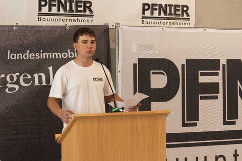 Lehrling Nikolei Supper trägt den Gleichenspruch vor.