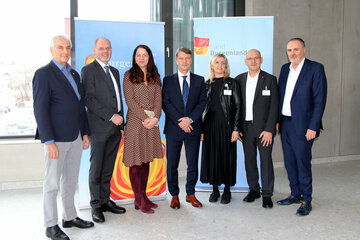 Univ.-Prof. Dr. Stephan Kriwanek, Mag. Franz Öller, kaufmännischer Geschäftsführer der Gesundheit Burgenland, Primaria Dr. Kordula Lang-Illievich, MSc, Primarius Dr. Erich Willhuber, Pflegedirektorin. DGKP Bianca Puntigam, MSc, Markus Malits, MSc, neuer Kaufmännischer Leiter der Klinik Güssing und Landeshauptmann Mag. Hans Peter Doskozil,