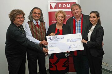 Landtagspräsidentin Verena Dunst (Mitte) überreichte dem Verein Roma einen Scheck in der Höhe von 5.000 Euro. Mit ihr am Foto: Andreas Lehner, Ferry Janoska, Horst Horvath (Leiter der Volkshochschule der Burgenländischen Roma) und Moderatorin Katharina Janoska.