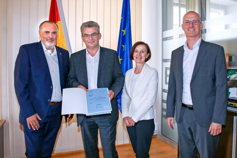 Der neue Gruppenvorstand der Gruppe 1 Manfred Riegler mit Landeshauptmann Hans Peter Doskozil, Landesamtsdirektor Ronald Reiter und Abteilungsvorständin Monika Pauschenwein, Abteilung 1 – Personal bei der Überreichung des Bestellungsdekretes