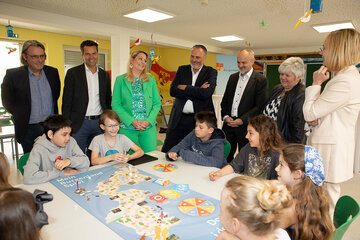 Schülerinnen und Schüler der VS Bad Sauerbrunn zeigten mit Begeisterung wie man das Spiel spielt (v.l.): LAbg. Bgm. Gerhard Hutter, Tourismusdirektor Didi Tunkel, Bildungslandesrätin Daniela Winkler, Landeshauptmann Hans Peter Doskozil und Bildungsdirektor Heinz Josef Zitz sahen gemeinsam mit VS-Direktorin Ingrid Luftensteiner und der Gesamtprojektleiterin Birgit Lukits-Stiassny ebenso begeistert zu