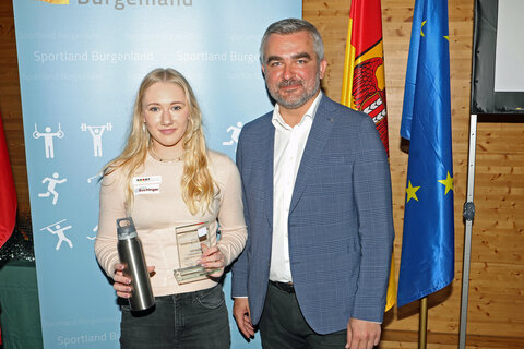 Die Sportlerin Leonie Rabl vom TC Rohrbach bei Mattersburg wurde für ihren U16-ÖM-Titel von Sportlandesrat Heinrich Dorner ausgezeichnet.