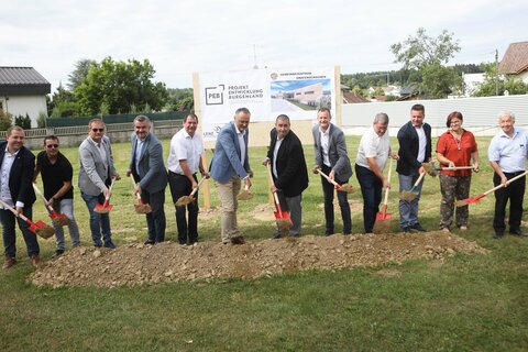 Landeshauptmann Hans Peter Doskozil (6.v.l.) und Infrastrukturlandesrat Heinrich Dorner (4.v.l.) mit Bürgermeister Marc Hoppel (6.v.r.) und Vizebürgermeister Johann Pfeffer (5. v.l.) sowie Amtsleiter Jürgen Pöll (3.v.l.) und Ing. Jürgen Ziermann (5.v.r.), Projektleitung Süd der PEB (Projekt Entwicklung Burgenland) sowie weiteren Beteiligten beim Spatenstich für des neue Gemeindezentrum in Grafenschachen