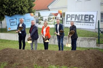 Landesrat Mag. Heinrich Dorner, Bürgermeister Manfred Degendorfer, Bildungs-Landesrätin Mag.a (FH) Daniela Winkler, Jürgen Ziermann (PEB) und Baumeister Frank Pfnier (v.l.).