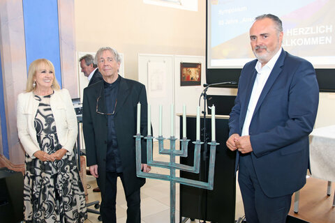 Das Ehepaar Eva und Zoltan Pap brachten als Geschenk eine Menora mit und übergaben diese an Landeshauptmann Hans Peter Doskozil.