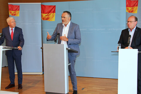 „Comeback-Programm“ für den burgenländischen Tourismus: Aufsichtsratsvorsitzender Dir. KR Gerhard Gucher, Burgenland Tourismus, Landeshauptmann Hans Peter Doskozil und Präsident Andreas Liegenfeld, Burgenländischer Weinbauverband, präsentierten eine Unterstützungsaktion für den Urlaub daheim