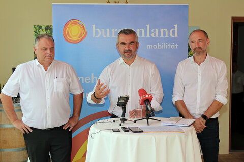 LR Heinrich Dorner (m.) präsentierte gemeinsam mit VBB-Geschäftsführer Wolfgang Werderits (l.) und Gesamtverkehrskoordinator Peter Zinggl die neuen Linien B9, B11 und B12 der Verkehrsbetriebe Burgenland