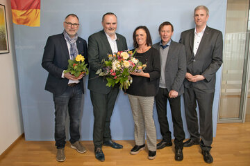 ie burgenländischen Gärtner und Floristen mit Landesinnungsmeister Landesinnungsmeister Andreas Maly (1.v.l.), Innungsmeister-Stellvertreterin Michaela Grandits, Kommerzialrat Ing. Alfred Bieberle (4.v.l.), und Alexander Kraill (1.v.r.), WK Burgenland Fachgruppengeschäftsführer Landesinnung Gärtner und Floristen, nahmen den diesjährigen Valentinstag zum Anlass, um Landeshauptmann Hans Peter Doskozil im Landhaus in Eisenstadt floristische Grüße zu überbringen