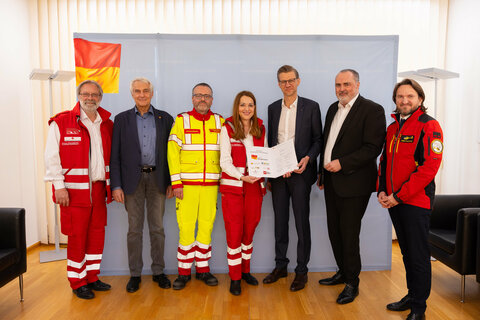 Thomas Wallner, MSc, Landesgeschäftsführer des Roten Kreuzes Burgenland, Univ.-Prof. Dr. Stefan Kriwanek, ärztlicher Leiter der Gesundheit Burgenland, Samariterbund-Burgenland-Geschäftsführer Mag. Gerald Fitz, Mag.a Tanja König, Landesgeschäftsführerin des Roten Kreuzes Burgenland, Robert Maurer, MSc MBA, Geschäftsführer der Barmherzigen Brüder Eisenstadt GmbH, Landeshauptmann Mag. Hans Peter Doskozil und Marco Trefanitz, Geschäftsführer der ÖAMTC-Flugrettung, bei der Unterzeichnung der gemeinsamen Vereinbarung zur Patientenübergabe.