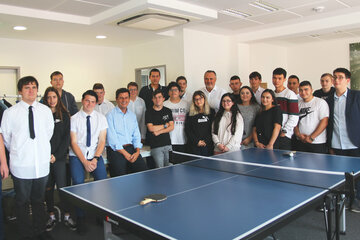 Landeshauptmann Hans Peter Doskozil und Landesrat Christian Illedits mit den Jugendlichen der „Produktionsschule Do-It“.