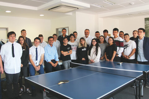 Landeshauptmann Hans Peter Doskozil und Landesrat Christian Illedits mit den Jugendlichen der „Produktionsschule Do-It“.