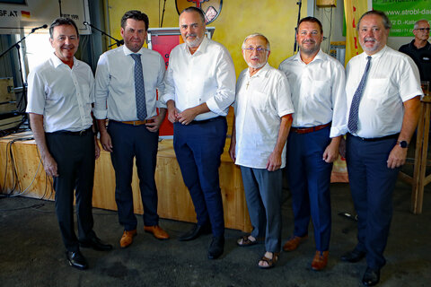 Nationalrat Nikolaus Berlakovich, Bürgermeister Bernhard Herics, Landeshauptmann Hans Peter Doskozil, Pfarrer Branko Kornfeind, Vizebürgermeister Werner Gabriel und Bürgermeister Bernhard Herics (v.l.) nach dem Festakt.