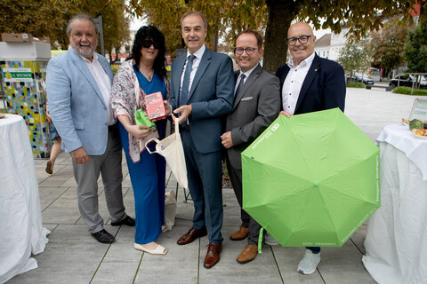 Landesrat Dr. Leonhard Schneemann (Mitte) gratulierte dem SOS Kinderdorf mit Leiter Mag. Marek Zeliska (2.v.r.) zum Jubiläum. Mit ihnen am Foto: Oberwarts Bezirkshauptmann WHR Mag. Peter Bubik, Pädagogische Leiterin Anita Bürger und Oberwarts Bürgermeister Georg Rosner (v.l.).