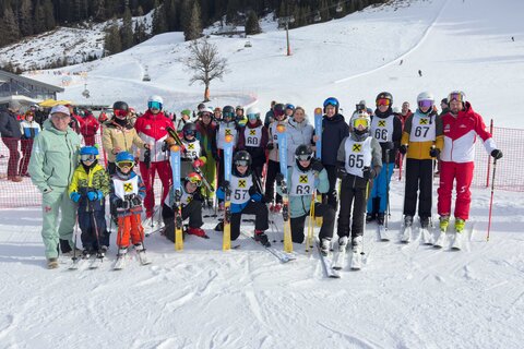 Familienlandesrätin Daniela Winkler mit Organisator Alexander Hegedüs (1.v.l.) und Protokollchef Rainer Winter (5.v.r.) mit Teilnehmerinnen und Teilnehmern vor der Piste am Zauchensee