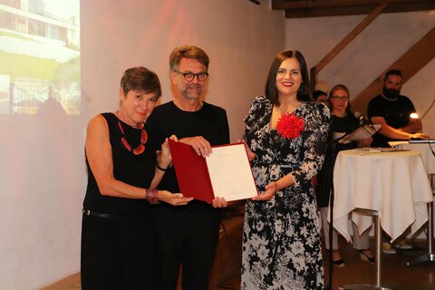 Herbert Halbritter und Heidemarie Hillerbrand (Architekten Halbritter und Hillerbrand) erhielten von Landeshauptmann-Stellvertreterin Mag.a Astrid Eisenkopf den Anerkennungspreis für das Gemeindezentrum Raiding.