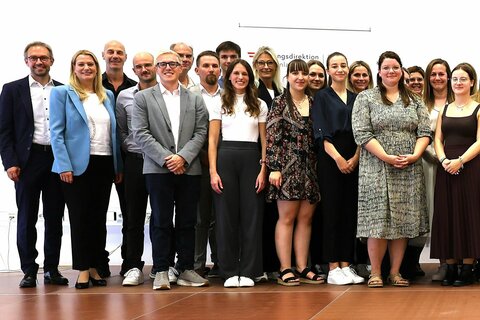 Bildungslandesrätin Daniela Winkler und Bildungsdirektor Alfred Lehner mit den neu in den Dienst getretenen Pflichtschullehrerinnen und -lehrern.