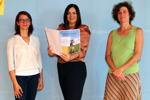 Dr. Susanne Kummer (FiBL) gemeinsam mit Landeshauptmannstellvertreterin Mag. Astrid Eisenkopf und Dr. Ruth Bartel-Kratochvil (FiBL) (v.l.).