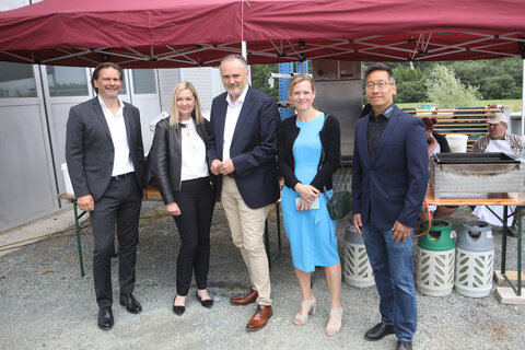 Mag. Wie-Kang Chen, MBA, Mag. Elena Trummer, BA, Landeshauptmann Hans Peter Doskozil, Karina Milchrahm und Roman Hansel (v.r.) bei der Firma WICA (Sondermaschinenbau für Draht und Kabelindustrie - Wire & Cable Machinery GmbH) in Punitz