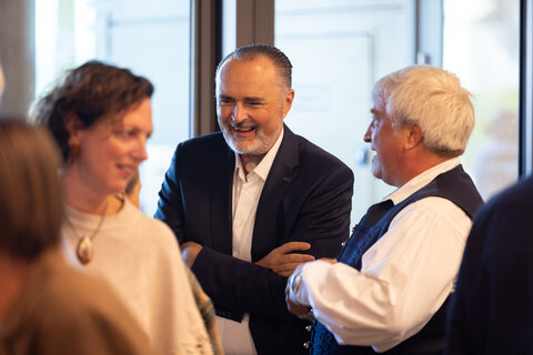 Landeshauptmann Hans Peter Doskozil bei der Eröffnung im Gespräch mit Attila Somogyi und Gästen.