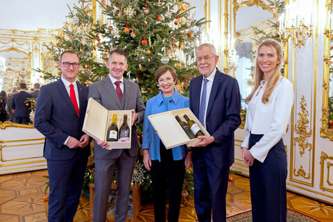 Sieggrabens Bürgermeister Andreas Gradwohl, Protokollchef Rainer Winter und Maria-Anna Slaby, Leiterin des Hauptreferats Protokollarische Angelegenheiten im Amt der burgenländischen Landesregierung mit Bundespräsident Alexander Van der Bellen und Gattin Doris Schmidauer vor dem Christbaum in der Präsidentschaftskanzlei.