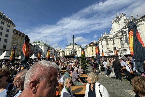 Von 20. bis 23. Mai laden 30 burgenländische Gastgeberinnen und Gastgeber zum 21. Burgenland Kul(t)inarium im ehrwürdigen Ambiente Am Hof in der Wiener Innenstadt. „Kulti“ ist Vielfalt und Kult – Kulinarik und Wein aus dem ganzen Burgenland,Musik, Gewinnspiele und Urlaubsinfos von Burgenland Tourismus.