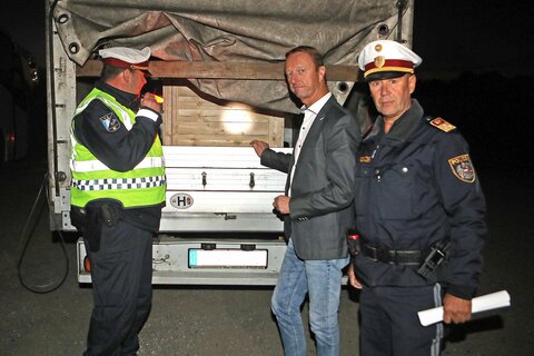 Landeshauptmann-Stellvertreter Johann Tschürtz (Mitte) und Einsatzleiter Oberst Andreas Stipsits (r.) kontrollierten gemeinsam mit einem Kollegen den angehaltenen Klein-LKW.