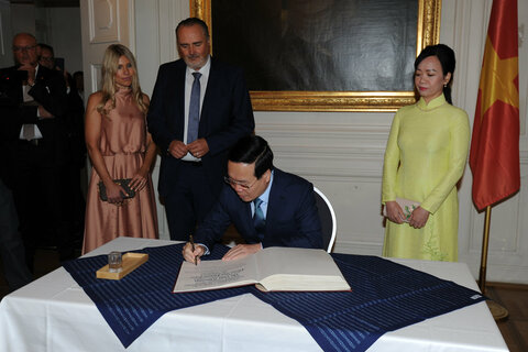 Der vietnamesische Staatspräsident Vo Van Thuong trug sich ins Goldene Buch des Landes Burgenland ein