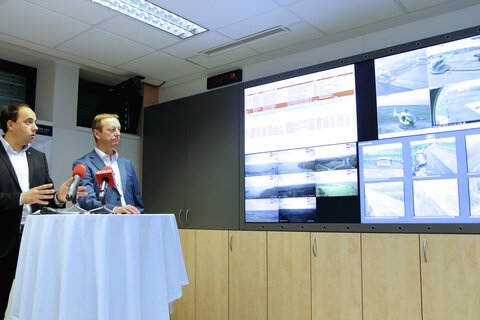 LSZ-Geschäftsführer Christian Spuller und Landeshauptmann-Stellvertreter Johann Tschürtz präsentieren die Videowall im Stabsraum.