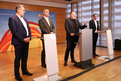 während der Pressekonferenz (v.l.): Alfred Kollar, Landesgruppenobmann der gemeinnützigen Bauvereinigungen, Landesrat Mag. Heinrich Dorner, Landeshauptmann Hans Peter Doskozil, Stephan Sharma, Vorstandsvorsitzender der Burgenland Energie AG.