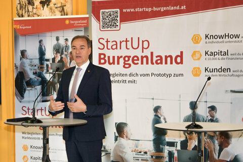 Wirtschaftsandesrat Dr. Leonhard Schneemann spricht bei der Pressekonferenz „3 Jahre StartUp Burgenland“.