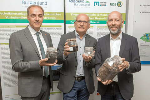 Wirtschafts- und Forschungs-Landesrat Dr. Leonhard Schneemann bei der gemeinsamen Präsentation mit Projektleiter Prof. (FH) DI Dr. Christian Wartha und Geschäftsführer DI Marcus Keding von der Forschung Burgenland (v.l.) bei der Präsentation des Forschungsprojektes.