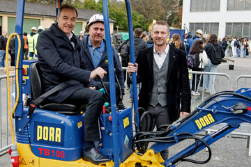 Wirtschaftslandesrat Dr. Leonhard Schneemann (l.) mit dem Technischen Niederlassungsleiter Klaus Tremmel (r.) sowie einem Mitarbeiter der Firma Porr in Stegersbach.