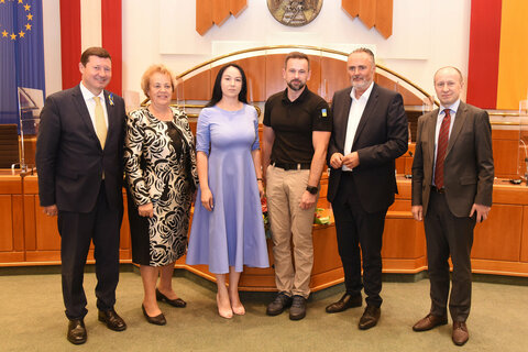 Dr. Martin Selmayr, Vertretung der Europäischen Kommission in Österreich, Landtagspräsidentin Verena Dunst, Violetta Suhanova, NGO Women's Association of Ukraine, Viktor Mykyta, Leiter der Regionalverwaltung Oblast Transkarpatien, Landeshauptmann Hans Peter Doskozil und E. Dr. Vasyl Khymynets, Botschafter der Republik Ukraine in Österreich