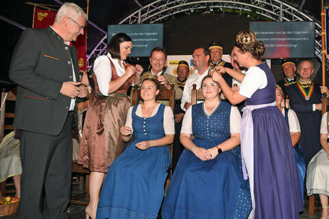 Eisenstadts Bürgermeister LAbg. Mag. Thomas Steiner, Landeshauptmann-Stellvertreterin Mag.a Astrid Eisenkopf, die neue burgenländische Weinkönigin Hannah I. (Hannah Wetschka), NR DI Nikolaus Berlakovich, Präsident der Landwirtschaftskammer Burgenland, Weintourismus-Burgenland-Obmann Mag. Herbert Oschep, die neue Weinprinzessin Sophie Smoley, Andreas Liegenfeld, Präsident des Burgenländischen Weinbauverbandes und die österreichische Weinkönigin Susanne I. (Susanne Riepl) bei der Krönung.