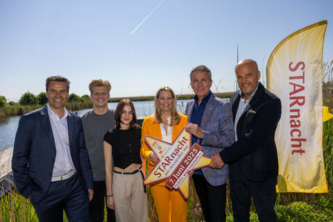 Burgenland Tourismus-Geschäftsführer Didi Tunkel, Thorsteinn Einarsson, Emma, Landesrätin Daniela Winkler, Intendant Alfons Haider und ip-media-Gesellschafter Martin Ramusch (v.l.) bei der Präsentation der Starnacht am Neusiedler See.