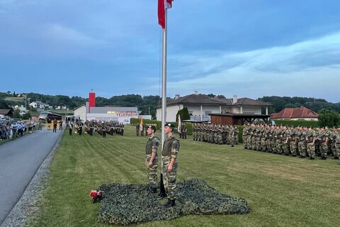 In Neustift an der Lafnitz wurden gestern, Freitagabend 150 Rekruten des Jägerbataillons 19 unter Anwesenheit von Landeshauptmann Hans Peter Doskozil angelobt.