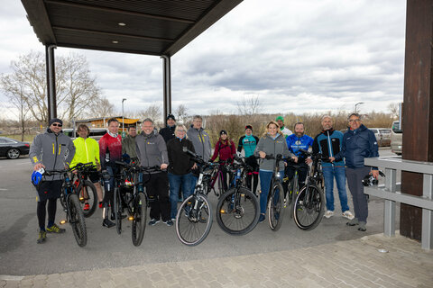 Landesrätin Mag.a (FH) Daniela Winkler (5.v.r.) mit den Teilnehmerinnen und Teilnehmern des Anradelns bei der Zielankunft in Frauenkirchen.