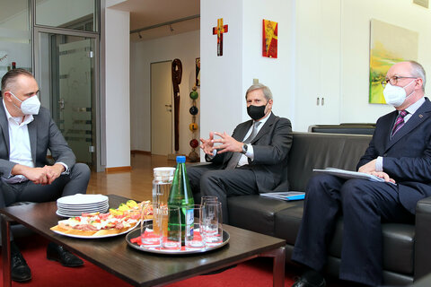 Landeshauptmann Mag. Hans Peter Doskozil im Gespräch mit EU-Kommissar Dr. Johannes Hahn und DDr. Wolfgang Bogensberger, Stv. Leiter der Vertretung der EU-. Kommission in Österreich (1.v.re.)