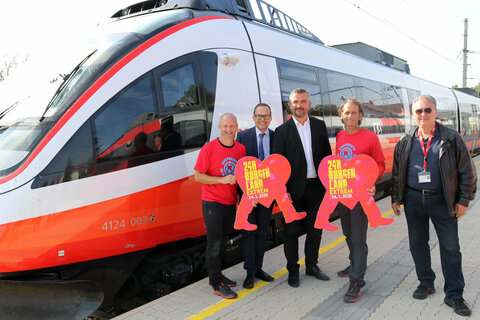 Tobias Monte (Organisationsteam), Michael Elsner (ÖBB-Regionalmanager Ostregion / Personenverkehr), Landesrat Heinrich Dorner, Michael Oberhauser (Organisationsteam) und Johann Rabel (ÖBB Senior-Mobil-Berater)