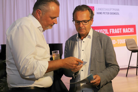 Landeshauptmann Hans Peter Doskozil im Anschluss nach der Diskussion im Gespräch mit Besuchern