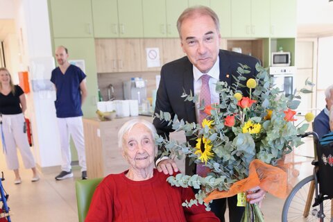 Soziallandesrat Leonhard Schneemann gratulierte Ella Ostermann im Pflegewohnheim Redlschlag mit Blumen persönlich zu ihrem 100. Geburtstag und wünschte ihr vor allem Gesundheit und alles Gute für das neue Lebensjahr.