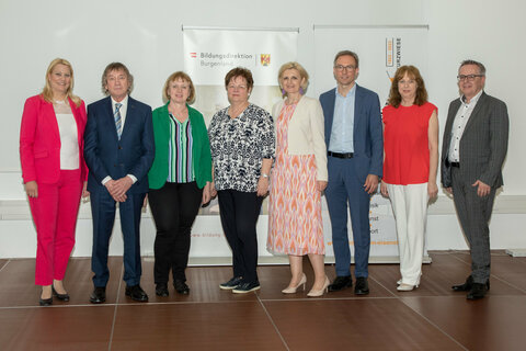 Landesrätin Mag.a (FH) Daniela Winkler, wHRin Mag.a Sandra Steiner, Stv. Bildungsdirektorin und Leiterin des Präsidialbereichs der Bildungsdirektion Burgenland, HR Mag. Jürgen Neuwirth, Leiter des Bereichs Pädagogischer Dienst der Bildungsdirektion Burgenland, mit den Pädagog*innen des Bezirks Eisenstadt Umgebung, die ihr Pensionsdekret überreicht bekamen.