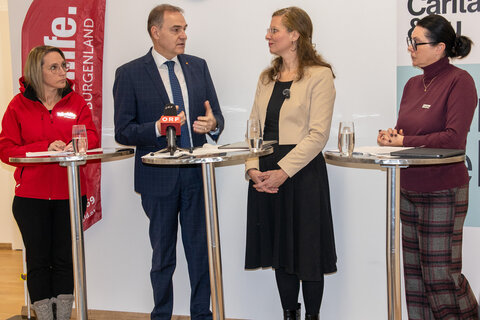 Landeshauptmann-Stellvertreterin Anja Haider-Wallner und Soziallandesrat Dr. Leonhard Schneemann mit Caritas-Burgenland-Direktorin Mag.a Melanie Balaskovics MA, Direktorin Caritas Burgenland und Cornelia Halper, Projektleiterin bei der Volkshilfe Burgenland.